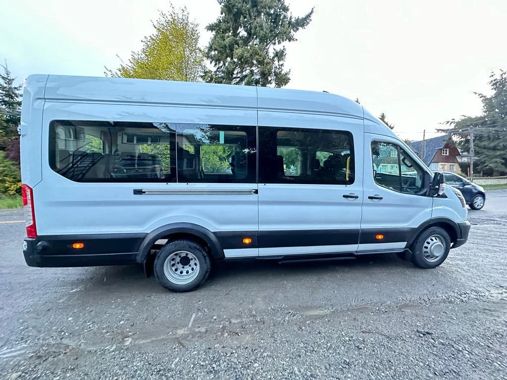 Ford Transit vista de costado