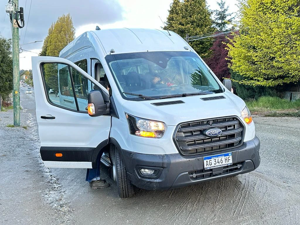 Ford Transit con la puerta abierta