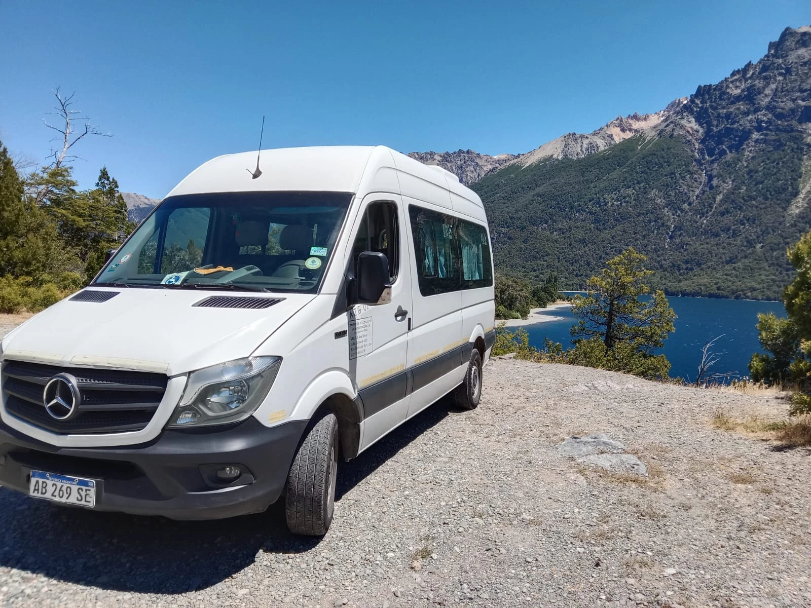 Mercedes Sprinter en un mirador sobre un lago
