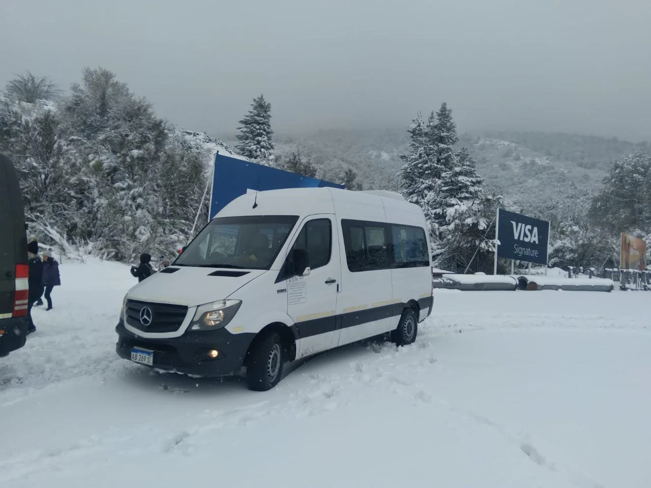 Mercedes Sprinter en la base del cerro con nieve